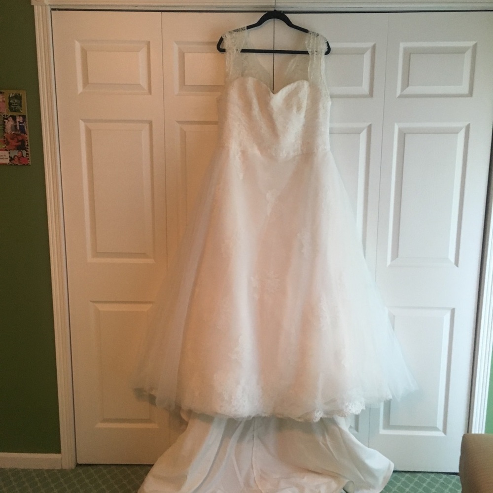 Paloma Blanca wedding gown - Picture 6 of 8